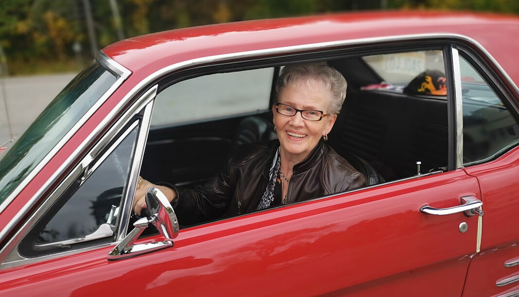 Eva Brattvold med rød Mustang